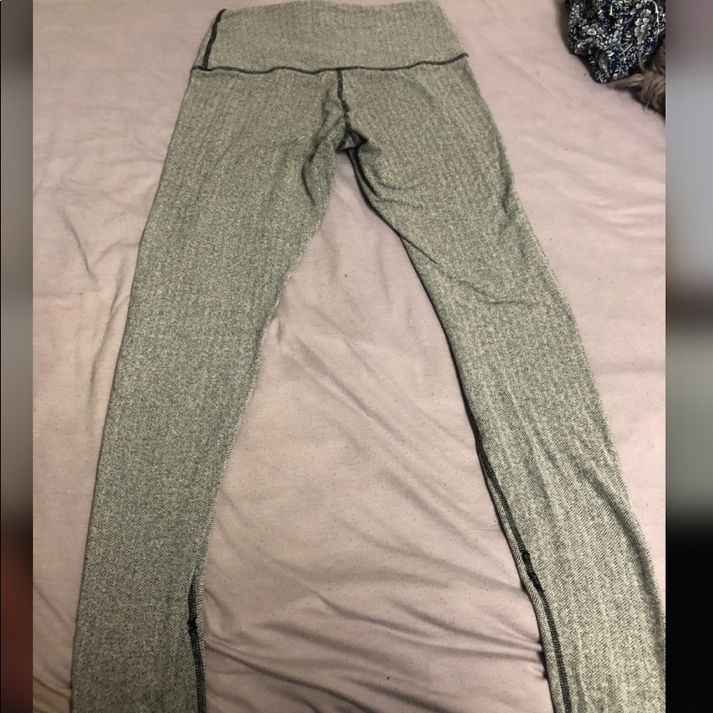 Grey&White Patterned LULULEMON leggings!!